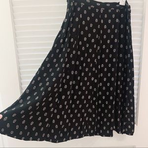 Black and white patterned skirt midi